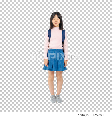 笑顔でリュックを背負う小学生の女の子　手作業で精密に切り抜いた背景透過全身写真PNG 125780982