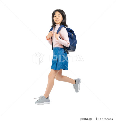 リュックを背負ってジャンプする小学生の女の子　手作業で精密に切り抜いた背景透過全身写真PNG 125780983