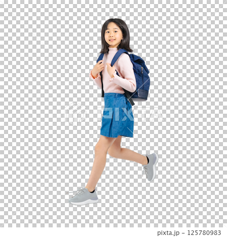 リュックを背負ってジャンプする小学生の女の子　手作業で精密に切り抜いた背景透過全身写真PNG 125780983