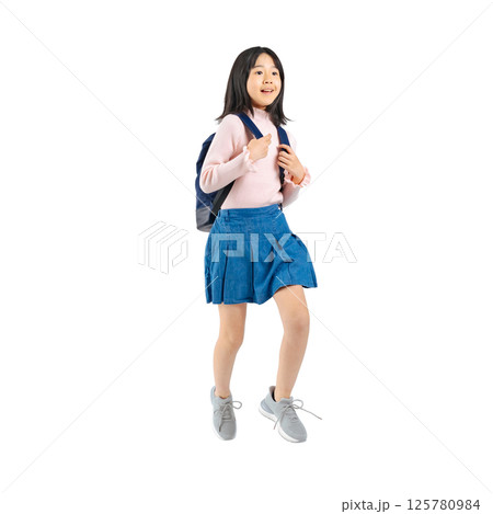 リュックを背負ってジャンプする小学生の女の子 手作業で精密に切り抜いた背景透過全身写真PNG リュックを背負ってジャンプする小学生の女の子 手作業で精密に切り抜いた背景透過全身写真PNG 125780984