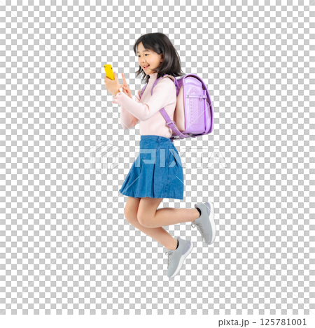 スマホを使いながらジャンプする小学生の女の子　手作業で精密に切り抜いた背景透過全身写真PNG 125781001