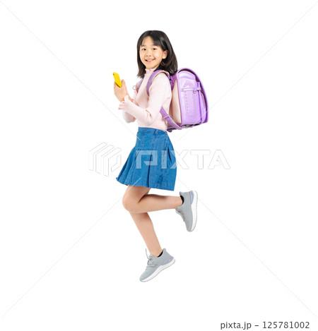 スマホを使いながらジャンプする小学生の女の子 手作業で精密に切り抜いた背景透過全身写真PNG スマホを使いながらジャンプする小学生の女の子 手作業で精密に切り抜いた背景透過全身写真PNG 125781002