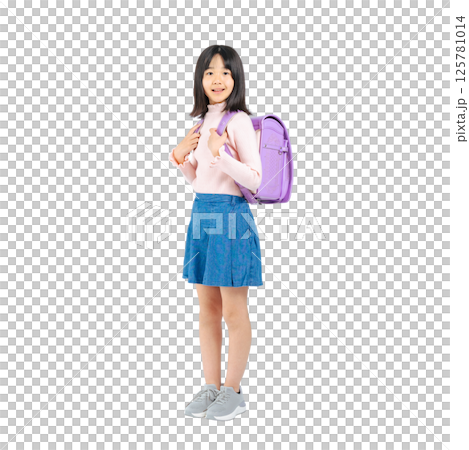 ランドセルを背負った小学生の女の子　手作業で精密に切り抜いた背景透過全身写真PNG 125781014