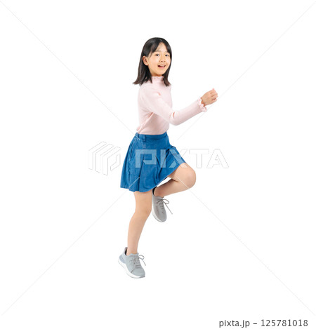 元気にジャンプする女の子　手作業で精密に切り抜いた背景透過全身写真PNG 125781018