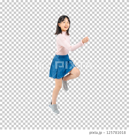 元気にジャンプする女の子　手作業で精密に切り抜いた背景透過全身写真PNG 125781018