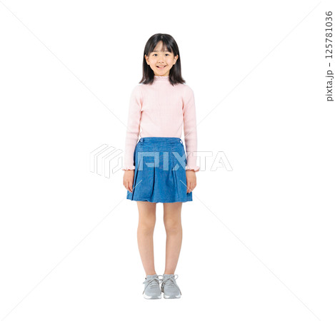 笑顔で立つ女の子　手作業で精密に切り抜いた背景透過全身写真PNG 125781036