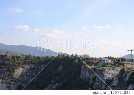 チョンブリ、グランドキャニオンの断崖絶壁と湖（タイ王国）タイ観光庁も紹介する観光地 125781822