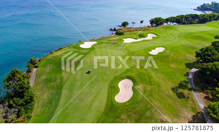 ゴルフコースのイメージ 背景素材 16:9サイズ AI生成素材 ゴルフコースのイメージ 背景素材 16:9サイズ AI生成素材 125781875