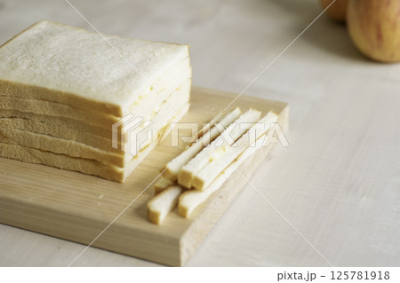 カットした食パン、たまごサンド カットした食パン、たまごサンド 125781918