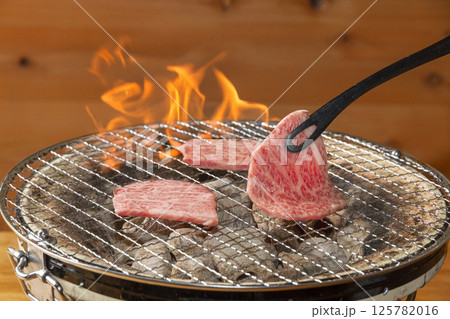 肉を焼く 肉を焼く 125782016