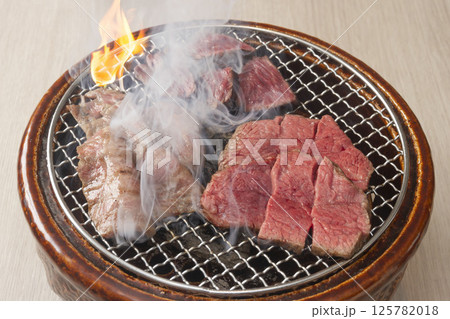 肉を焼く 肉を焼く 125782018