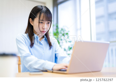 リビングでテレワークをする若い女性 真剣 真面目 リビングでテレワークをする若い女性 真剣 真面目 125782297