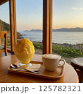 海辺のカフェで楽しむかき氷とラテの夕暮れタイム 125782321