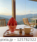「カフェで味わう苺のかき氷とカフェラテ｜山の絶景と夕暮れの癒し時間」 125782322