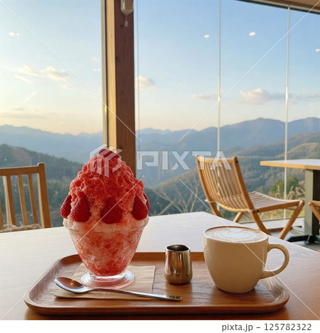 「カフェで味わう苺のかき氷とカフェラテ｜山の絶景と夕暮れの癒し時間」 125782322