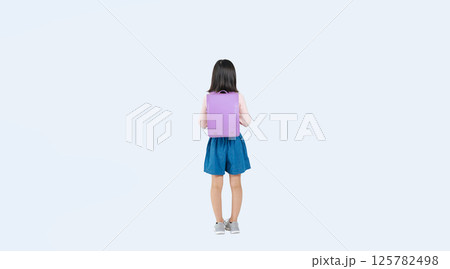 ランドセルを背負った小学生の女の子の後ろ姿の全身写真 125782498