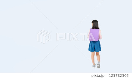 歩くランドセルを背負った小学生の女の子の後ろ姿の全身写真 125782505