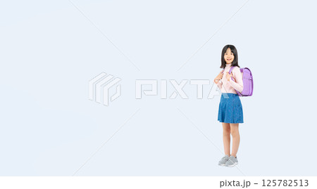 ランドセルを背負った小学生の女の子の全身写真 125782513