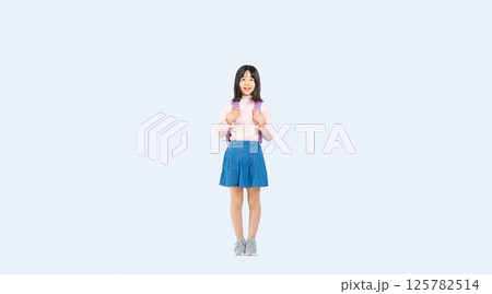 ランドセルを背負った小学生の女の子の全身写真 125782514