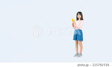 スマホを使う女の子の全身写真 125782530