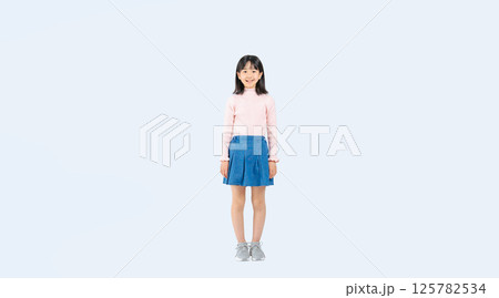 笑顔で立つ女の子の全身写真 笑顔で立つ女の子の全身写真 125782534
