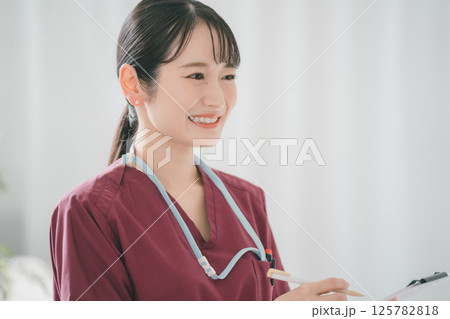 看護師ピアスok 125782818