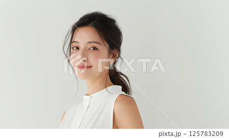 微笑む女性のフレッシュな表情 125783209