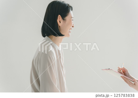 アンケートに答える50代女性 125783838