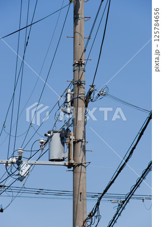 電柱の上の柱上トランスと電線 電柱の上の柱上トランスと電線 125784656