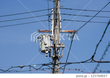 電柱の上の柱上トランスと電線 電柱の上の柱上トランスと電線 125784657