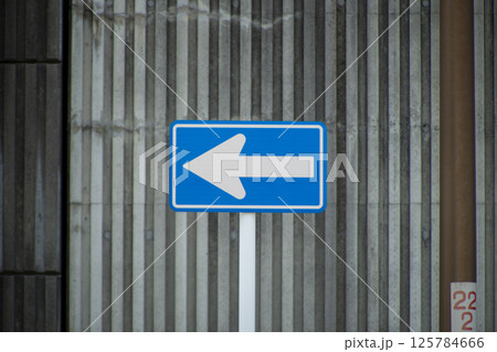 防音壁と一方通行の標識 125784666