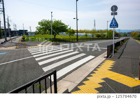 信号のない横断歩道と横断歩道の道路標識 125784670