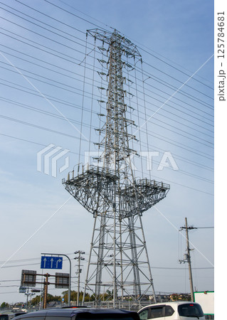 少し変わった形の送電鉄塔 少し変わった形の送電鉄塔 125784681