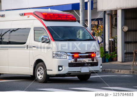 緊急走行中の救急車 緊急走行中の救急車 125784683
