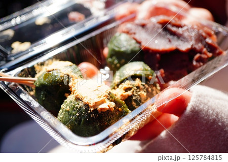 下町のお団子屋さんで購入した草餅 125784815