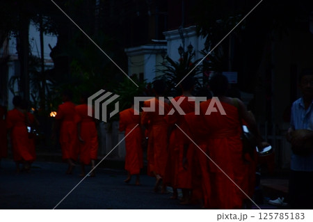 夜明け前の托鉢 夜明け前の托鉢 125785183