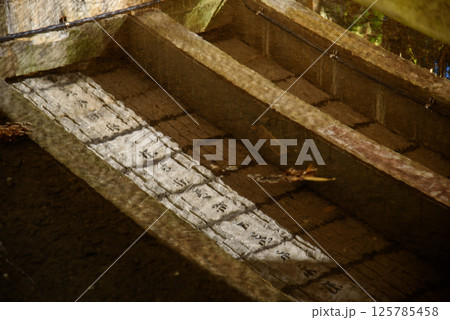 高野山奥の院、御廟橋裏に彫られている梵字 125785458