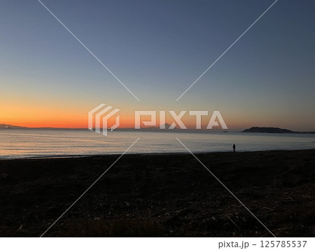 夕暮れの浜辺 125785537