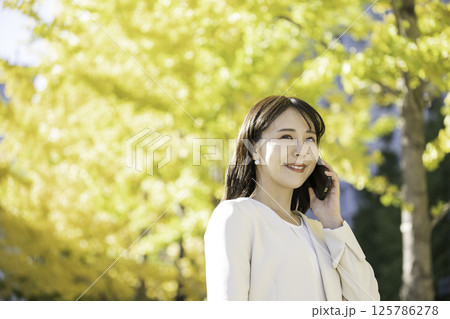 美しい女性のポートレート 125786278