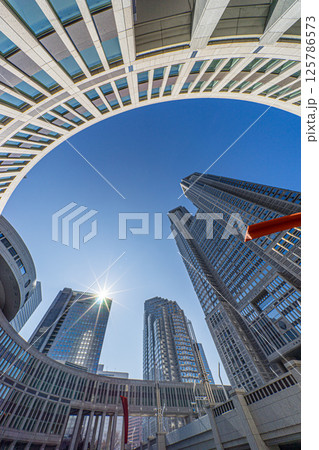 超広角で東京都庁 125786573