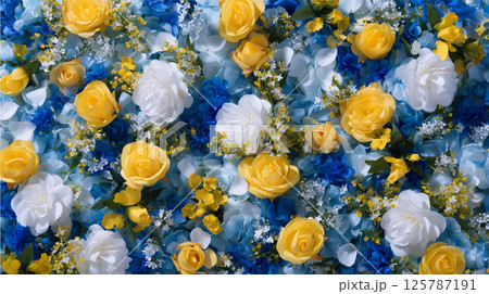 青や黄色の色とりどりの花が敷き詰められた華やかなフラワーウォール 125787191