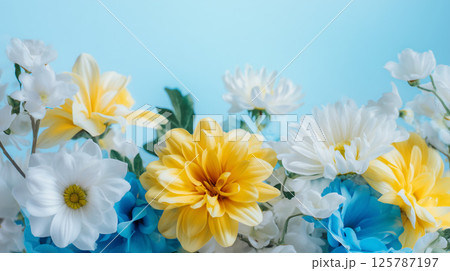 青や黄色の色とりどりの花が敷き詰められた華やかなフラワーウォール 125787197