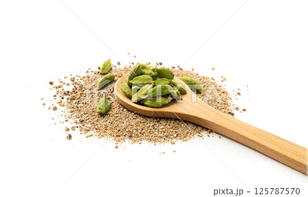 Cardamom Seeds Isolated, Cardamon, Dry Kardamon Fruits, Cardamum Spice, Cardamomum 125787570