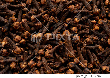 Clove spice textured background. Dry carnation spicy buds pattern, natural Indian clove condiment 125787695