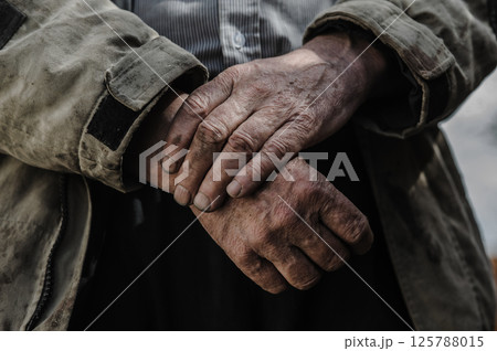 The homeless man's hands are cracked and wounded, touched by countless struggles. His hands are tired but never give up. The homeless man's hands are cracked and wounded, touched by countless struggles. His hands are tired but never give up. 125788015