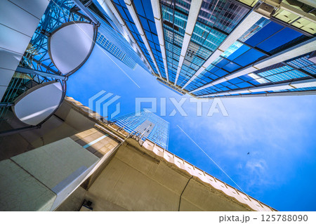 日本の東京都市景観 渋谷スクランブルスクエアや首都高などを望む 125788090