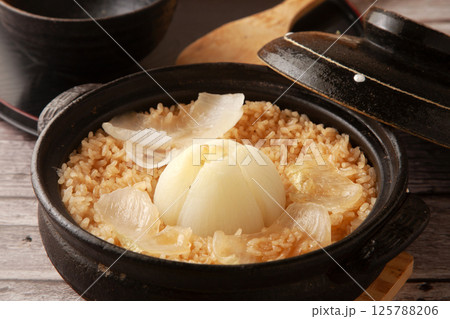 土鍋で炊いた新玉ねぎの炊き込みご飯 125788206