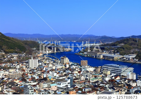 【広島県】桜咲く春の千光寺から見た尾道の町並み 125788673