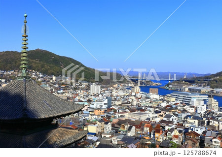 【広島県】桜咲く春の千光寺から見た尾道の町並み 125788674