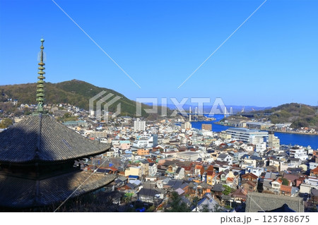 【広島県】桜咲く春の千光寺から見た尾道の町並み 125788675